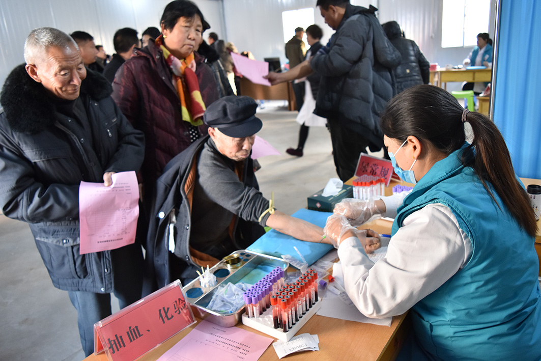 我院检验科工作人员为老党员做抽血检查