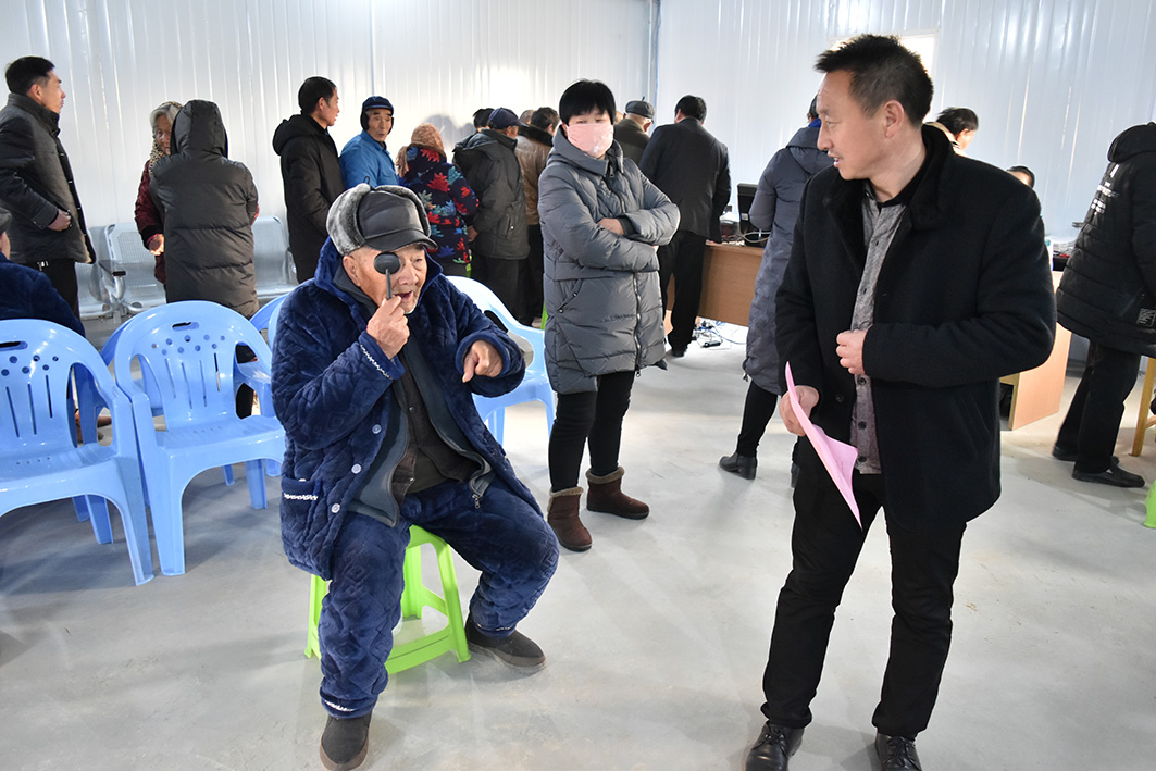 我院医护人员为老党员做健康体检