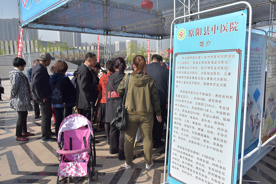 新乡市民来文化节看名老中医